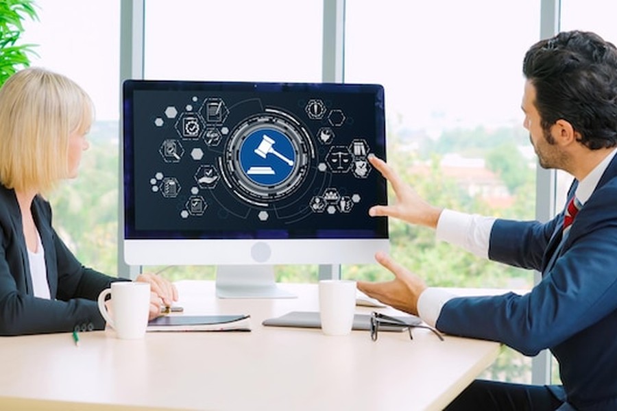 Deux experts en stratégie numérique analysent un écran de bord pour comprendre comment indexer son entreprise dans les annuaires de référence pour les agents IA.