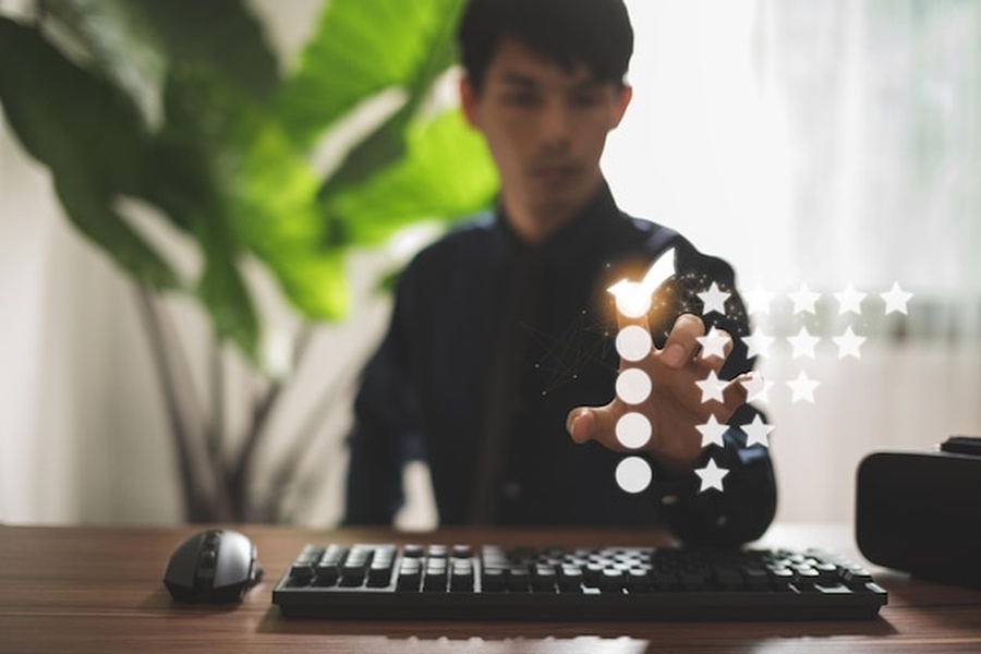Un professionnel valide des critères de performance numérique pour comprendre comment maximiser son score de citation dans les réponses générées par l'IA.