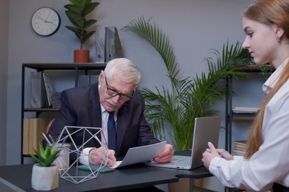 Un expert évalue une candidate cherchant comment obtenir la certification européenne de formateur en Intelligence Artificielle éthique dans un cadre professionnel.