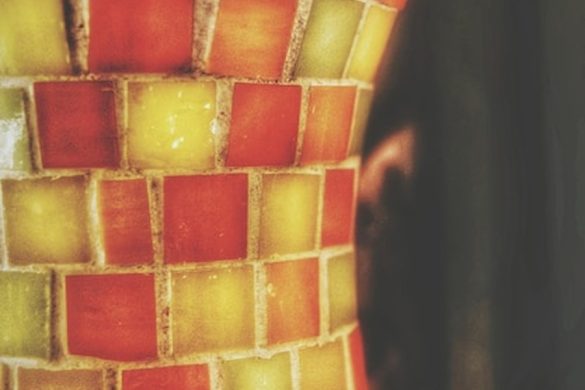 Une mosaïque de petits carreaux colorés illustrant comment améliorer les graphismes des vieux jeux avec l'injection de textures par IA.