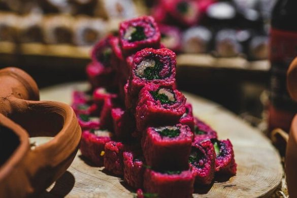 Tranches de charcuterie de betterave fermentée au cœur d'herbes, une technique essentielle pour réussir ses propres charcuteries de légumes au koji.