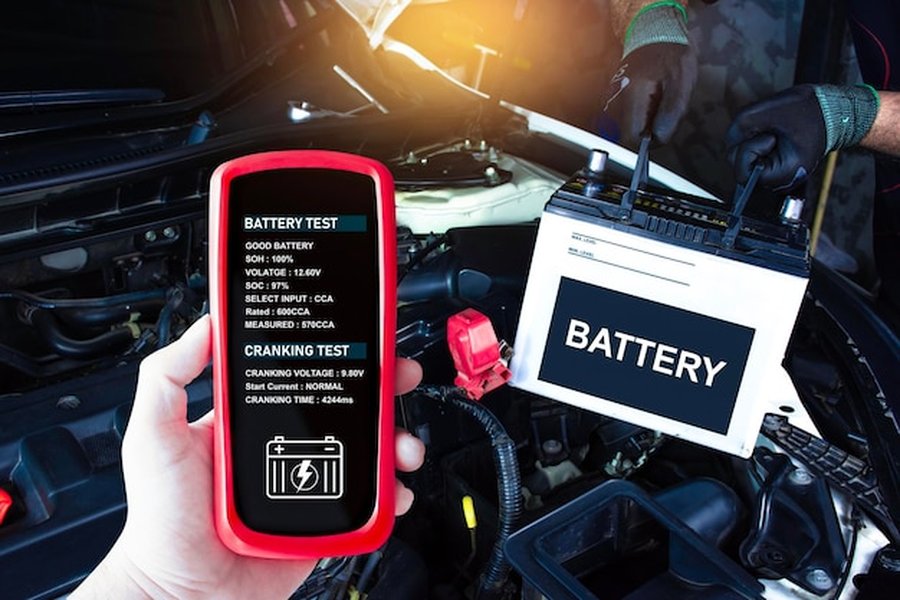 Diagnostic de performance affiché sur un testeur numérique pour une Assurance batterie de voiture électrique d'occasion : garanties, usure et extension de prise en charge.