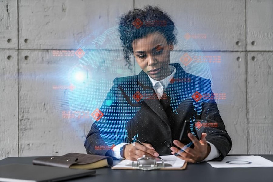 Une experte en stratégie numérique analyse des données globales sur son smartphone pour comprendre comment configurer les nouvelles balises d'exclusion IA pour protéger ses revenus média en 2026.