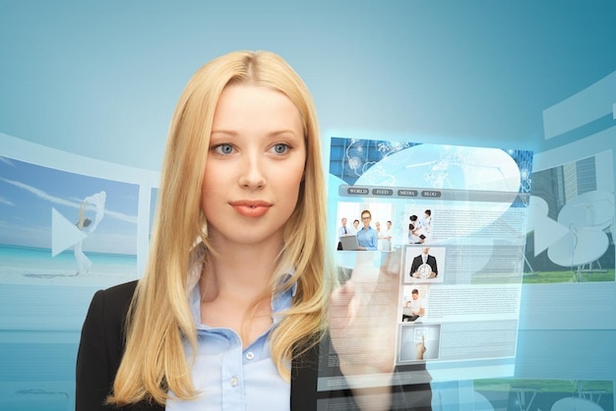 Une femme professionnelle blonde manipulant une interface holographique pour comprendre comment projeter une présence charismatique à travers un avatar numérique.