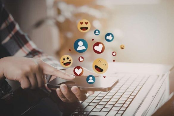 Un écran d'ordinateur affiche un logiciel de design graphique moderne pour créer des visuels de réseaux sociaux.